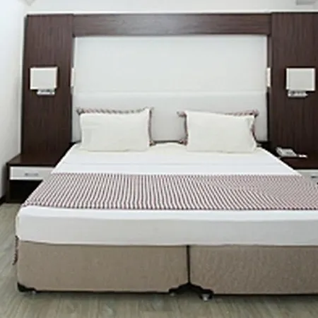 Otel Arora 4*